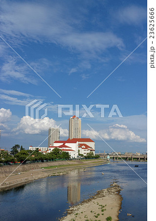 宝塚大劇場と武庫川 23625666