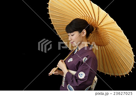 白い番傘をさす浴衣を着た女性 23627025