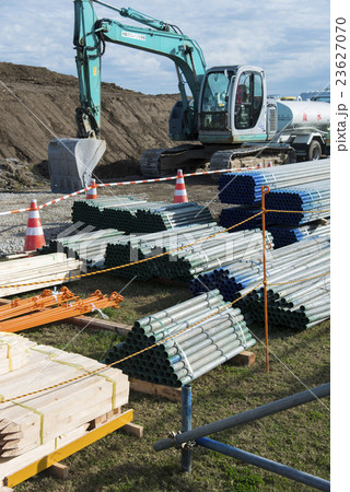 工事現場の建築資材 23627070