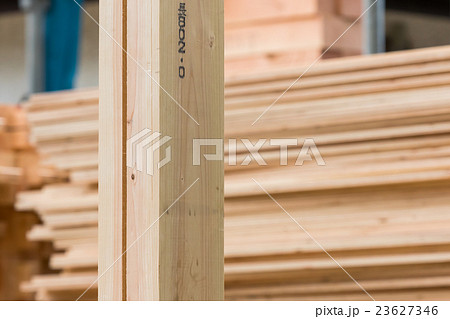 建築現場　建設現場　大工の仕事　基礎工事　住宅建設　鉄筋　工事　建設業　夢のマイホーム　 23627346