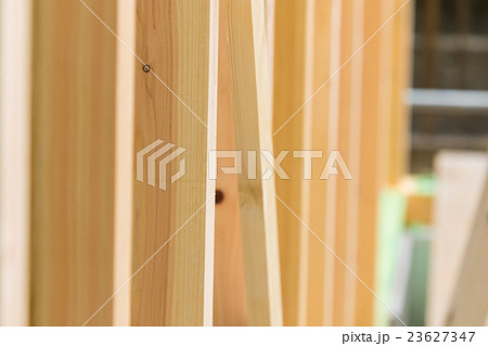 建築現場　建設現場　大工の仕事　基礎工事　住宅建設　鉄筋　工事　建設業　夢のマイホーム　 23627347