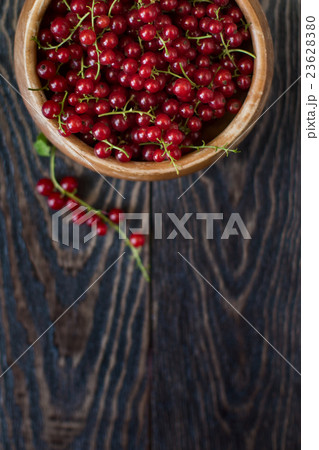 Fresh red currants 23628380
