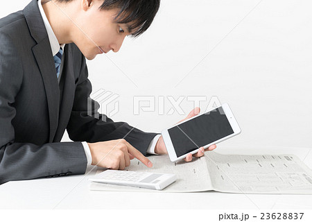 株価をチェックするビジネスマン 23628837