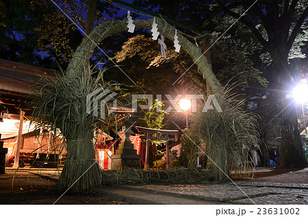茅の輪潜り・ちのわくぐり。夜の神社にて 茅の輪潜り・ちのわくぐり。夜の神社にて 23631002