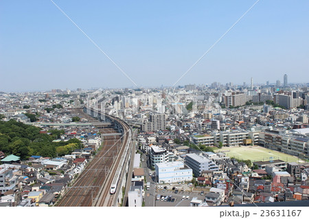 青空快晴の新幹線の走る東京都北区の都市空間 23631167