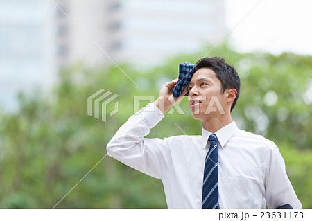 汗ばむビジネスマン 23631173