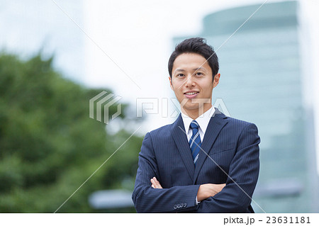 オフィス街とビジネスマン 23631181
