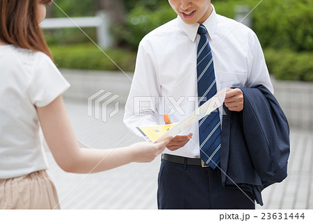 ビラ配り 23631444