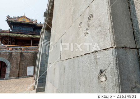 ベトナム　フエの阮朝王宮の王宮門（午門）に残るベトナム戦争時の弾痕 23634901