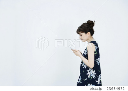 スマートフォンを操作する若い女性 スマートフォンを操作する若い女性 23634972