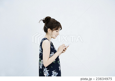 スマートフォンを操作する若い女性 スマートフォンを操作する若い女性 23634975