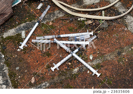 ベトナムのドラッグ常用者が売買や使用に集まる秘密のアジトに捨てられている使用済みの注射器 23635606