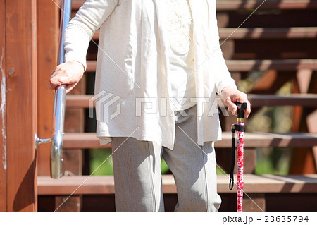 階段を降りるシニア女性 23635794