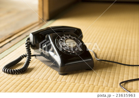 畳の上の黒電話 23635963