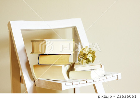 壁際の椅子の上の本 23636061