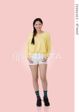 Attractive young woman 23636882