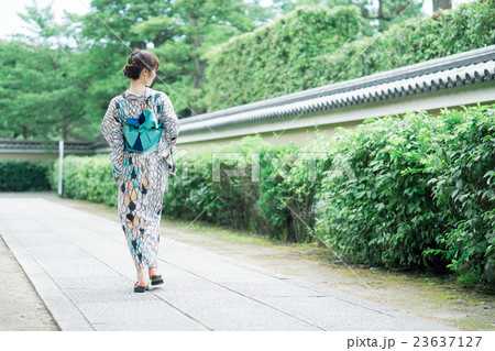 浴衣の若い女性 23637127