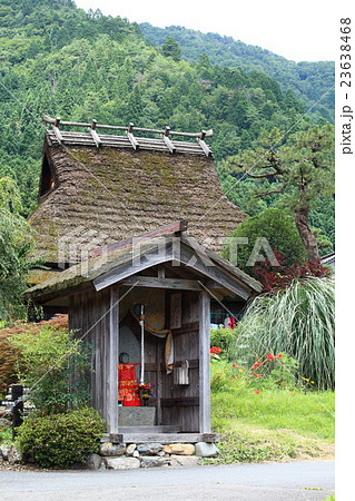 茅葺屋根とお地蔵さま 茅葺屋根とお地蔵さま 23638468