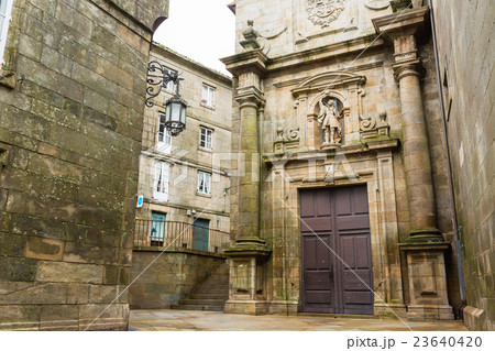 スペイン　サンティアゴ・デ・コンポステーラの旧市街の街並み 23640420