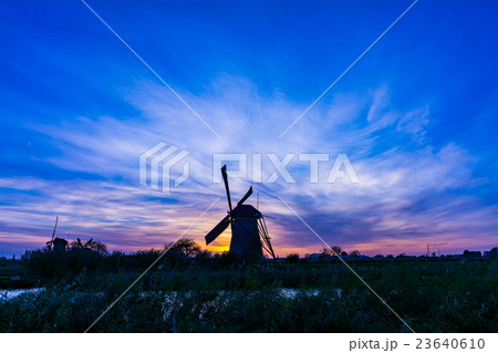 オランダ キンデルダイクの風車 夕景の写真素材