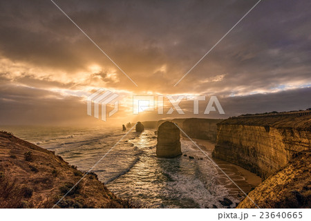夕日に照らされるオーストラリア・グレートオーシャンロードの十二使徒 夕日に照らされるオーストラリア・グレートオーシャンロードの十二使徒 23640665