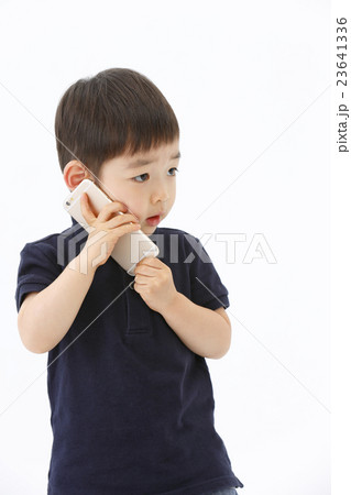 スマホで電話する幼児 23641336