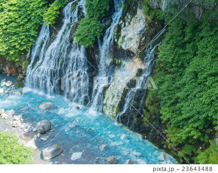 夏の白ひげの滝と青い川 北海道美瑛 の写真素材