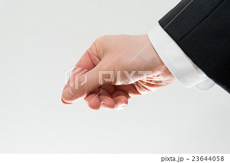 何かをつまむ 落とす男性の手の写真素材