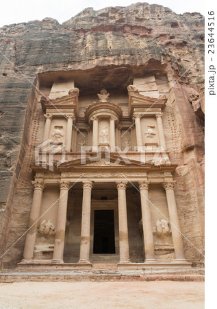 ヨルダンの世界遺産ペトラのエル・ハズネ 23644516