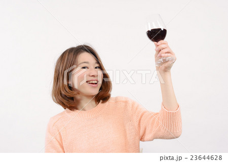 ビアグラスを持つ若い女性 ビアグラスを持つ若い女性 23644628