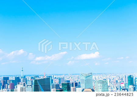 都市風景　さわやかな青空と都会　都市風景の画像素材　東京スカイツリー　コピースペース　オフィス街 23644825