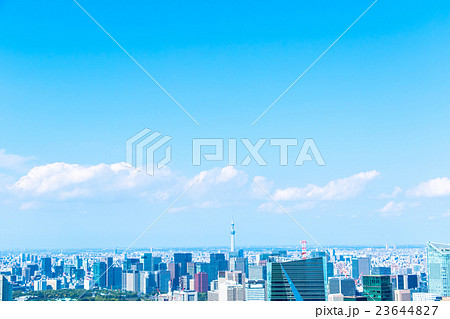 都市風景　さわやかな青空と都会　都市風景の画像素材　東京スカイツリー　コピースペース　オフィス街 23644827