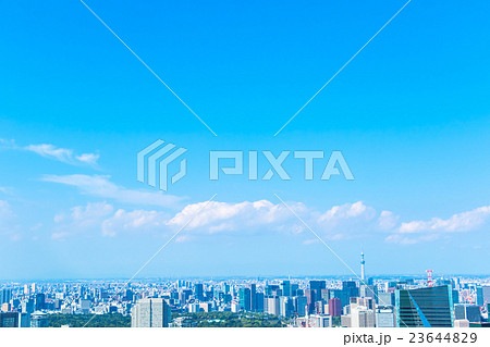 都市風景　さわやかな青空と都会　都市風景の画像素材　東京スカイツリー　コピースペース　オフィス街 23644829