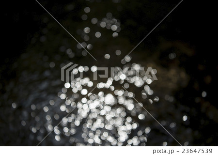 水のきらめき（ボケ表現） 23647539