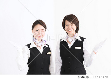 ガイドする若い女性 23648476