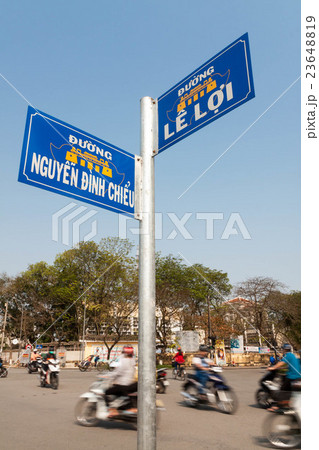 ベトナムのフエの町中に立つ道路標識 ベトナムのフエの町中に立つ道路標識 23648819