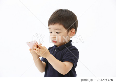 スマホを操作する幼児 23649376