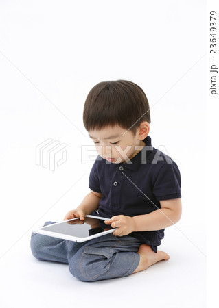 タブレットを操作する幼児 23649379