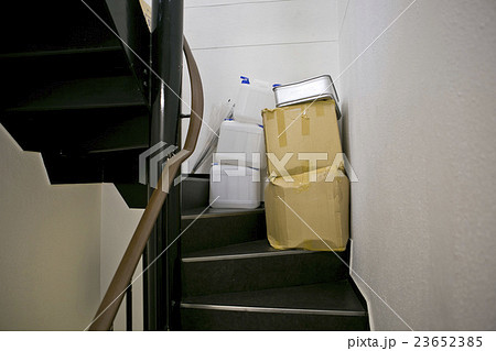 非常階段に置かれた空容器 非常階段に置かれた空容器 23652385