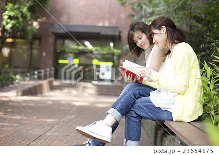 女性読書イメージの写真素材