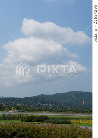 Airport at Samui Island, Thailand（タイ王国サムイ島の飛行場） 23654295