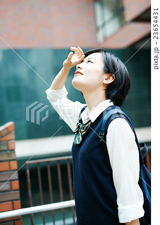 学校見学に来た女子学生 学校見学に来た女子学生 23654431