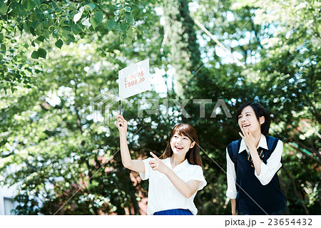 学校見学に来た女子高生と、案内をする女子学生 23654432