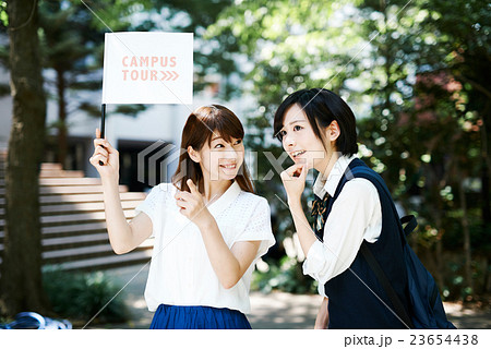 学校見学に来た女子高生と、案内をする女子学生 23654438