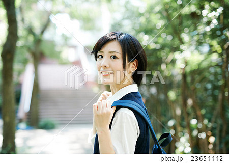 学校見学に来た女子学生 23654442