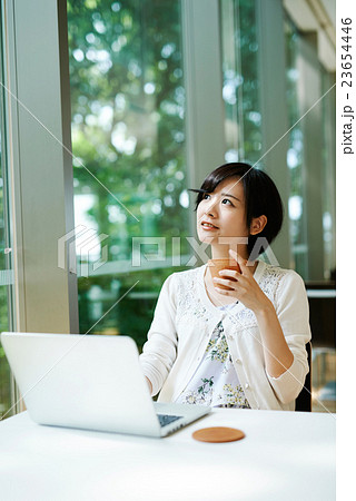 カフェを利用する女子学生 カフェを利用する女子学生 23654446