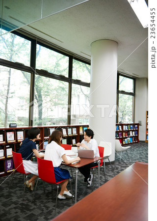 図書館を利用する男女 23654455