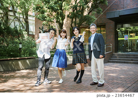 学校見学に来た女子高生と先輩学生と教授の集合 23654467