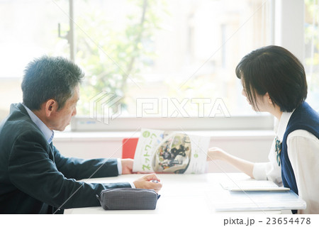 面談を行う男性と女性 面談を行う男性と女性 23654478