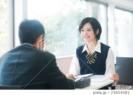 面談を行う男性と女性 面談を行う男性と女性 23654481